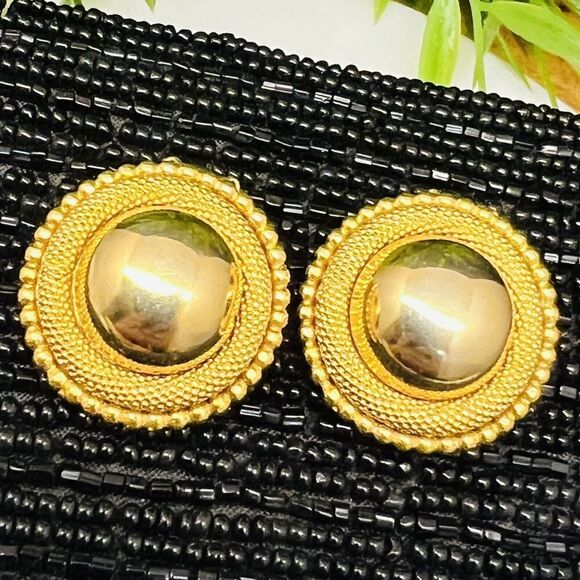 Vintage Faux Pearl Center Dome Clip on Gold Tone Earrings BEAUTIFUL 1157 - Picture 1 of 7